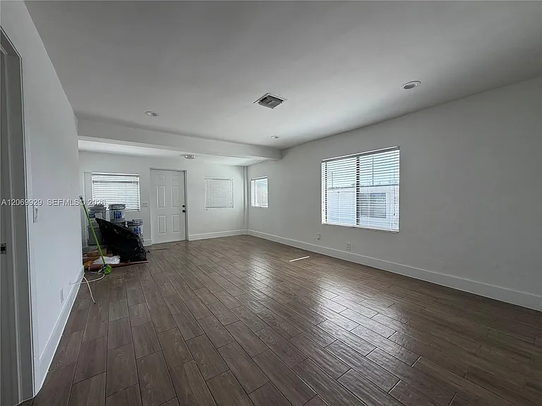 107 W Pembroke Rd — Photo 15