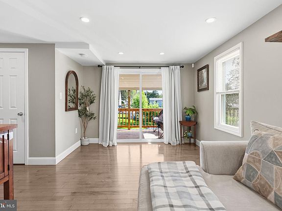 4th image of 18 Perkiomen Ave