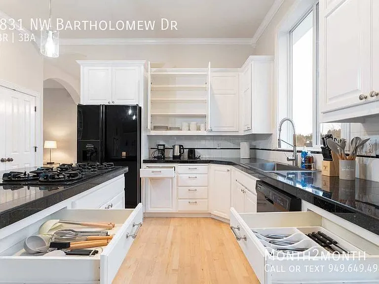9831 NW Bartholomew Dr — Photo 8