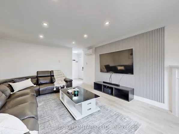 909 King St W #26, Oshawa, ON L1J 2L4