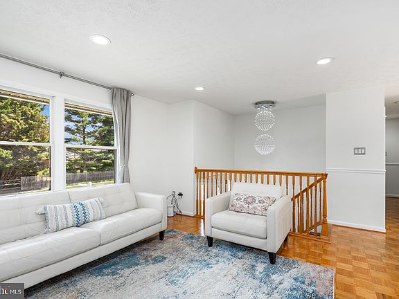 4th image of 105 Fox Haven Ct