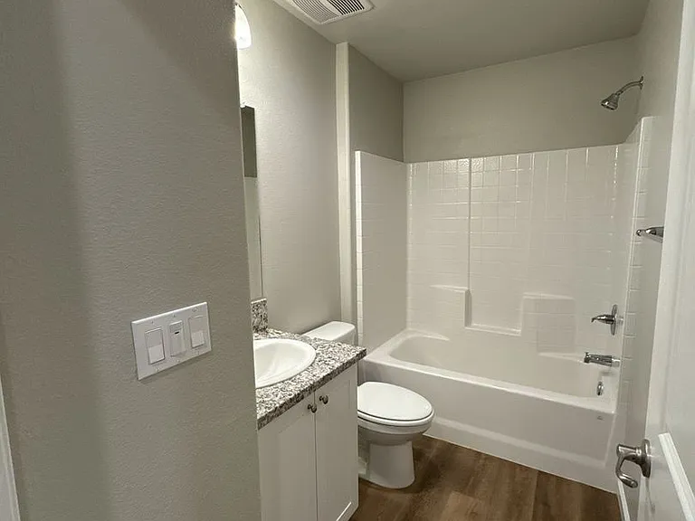 414 S Summit St #101-104 — Photo 16