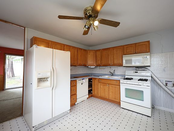 4th image of 704 Lincolnwood Dr