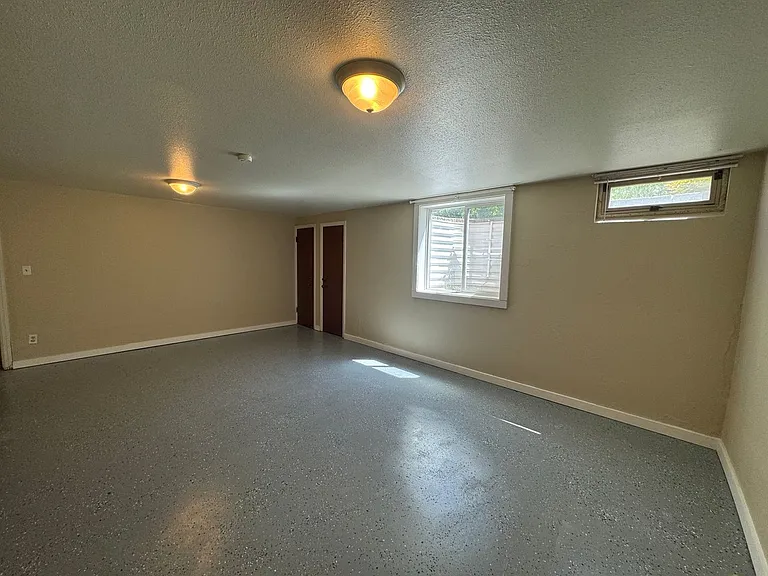 232 Hastings Ave — Photo 3