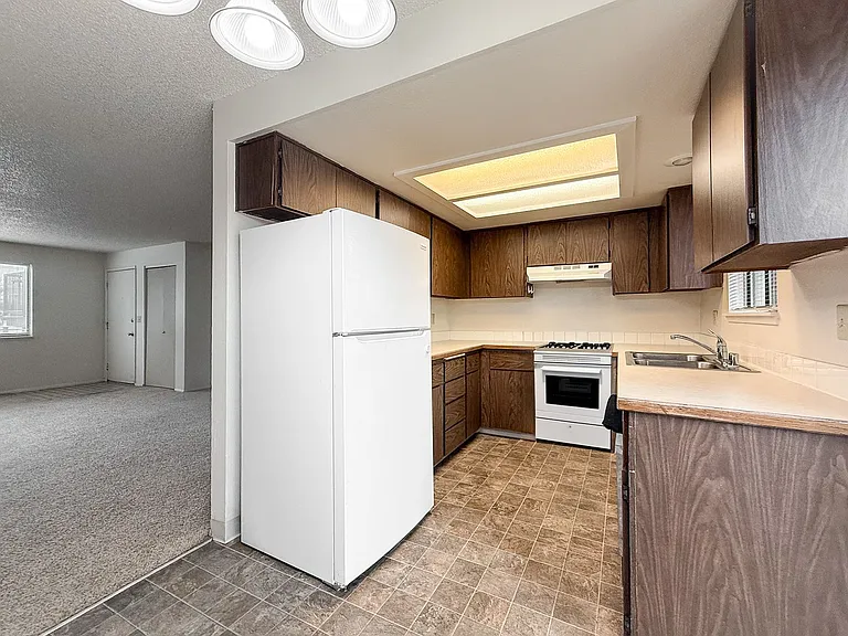 Avalon Court Apartments — Photo 18