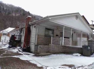 102 Walnut St, Man, WV 25635