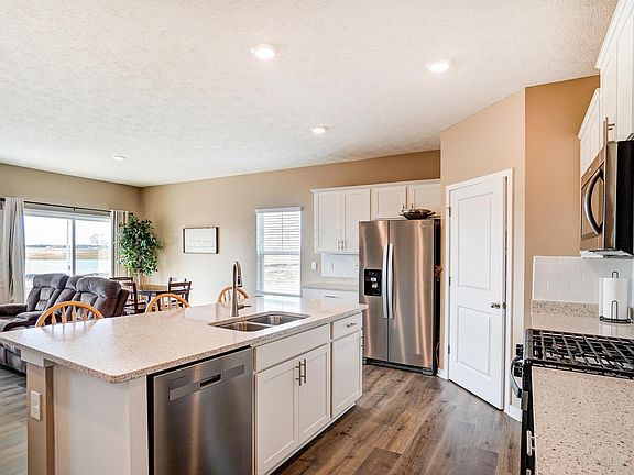 5th image of 734 Leslie Dr