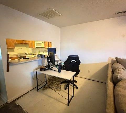 4th image of 305 Fox Way S