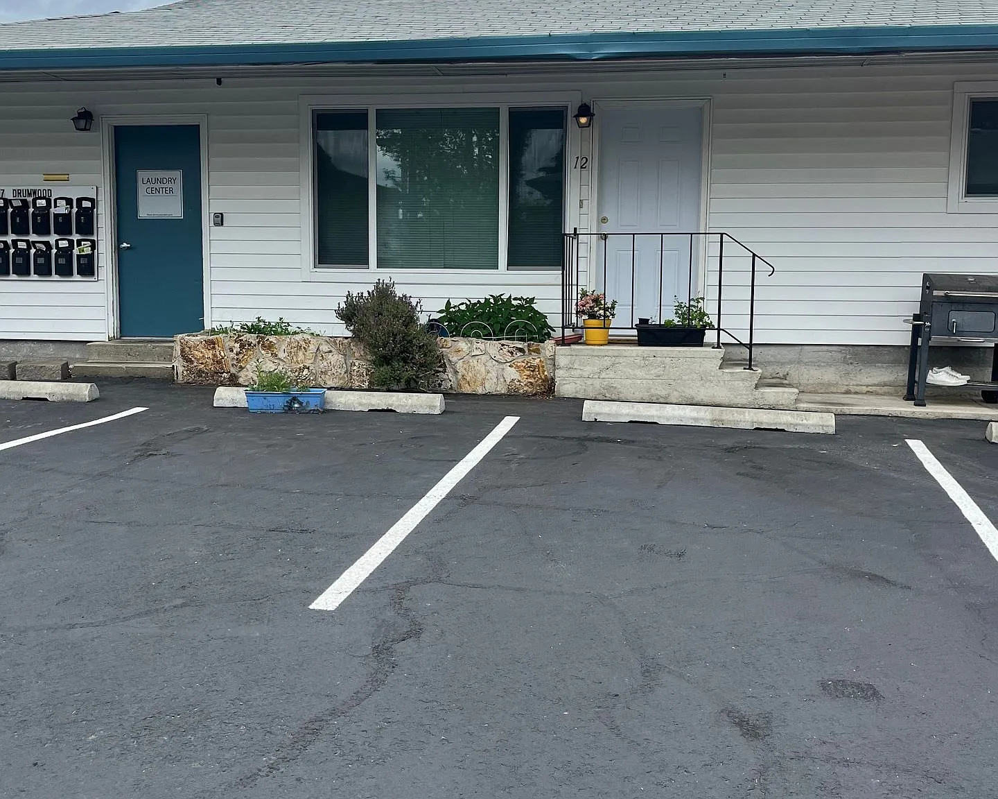 Cedarwood Villa Apartments — Photo 2