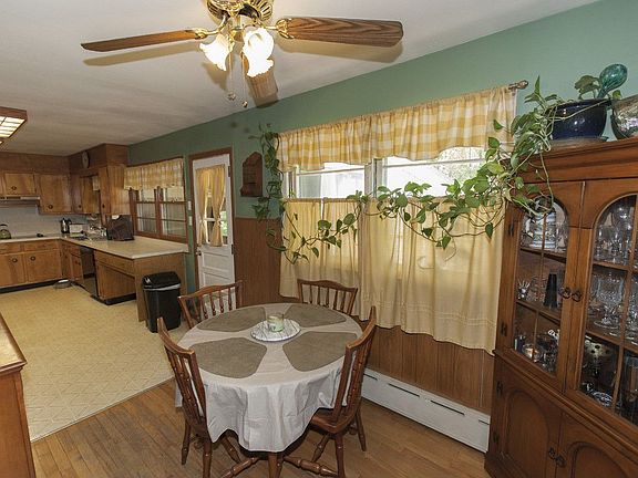 Enjoy the EIK and dining are