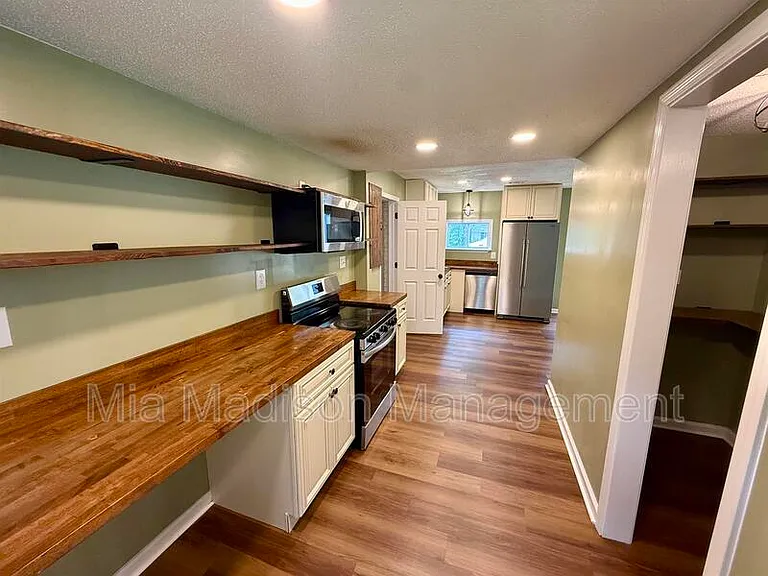 2233 E Derenne Ave — Photo 9