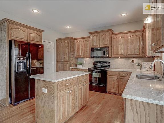 Kitchen features brand new granite and gorgeous under cabinet lighting!