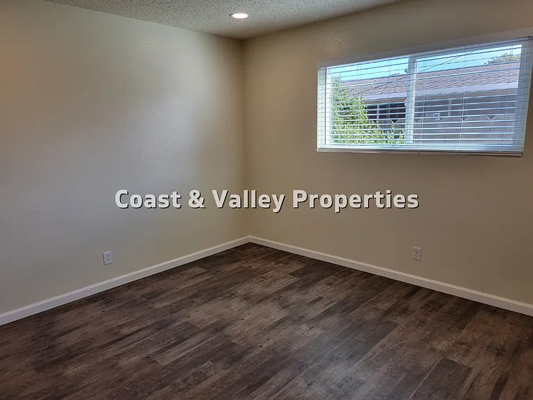326-328 Katherine Ave — Photo 7
