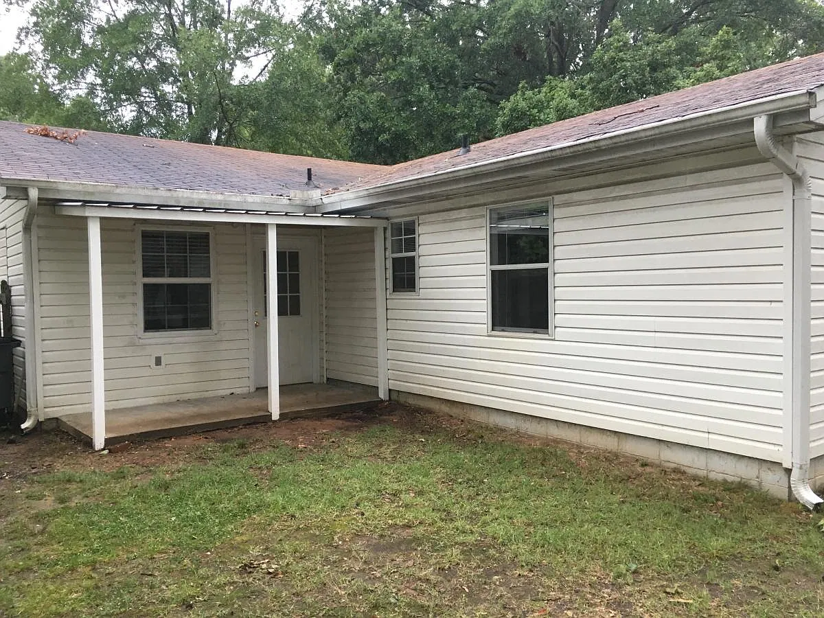 3 bed, 1.5 bath, 1416 sqft, $1,300 — Photo 2