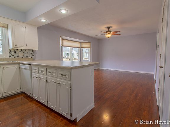 5th image of 1001 Village Ln #1001