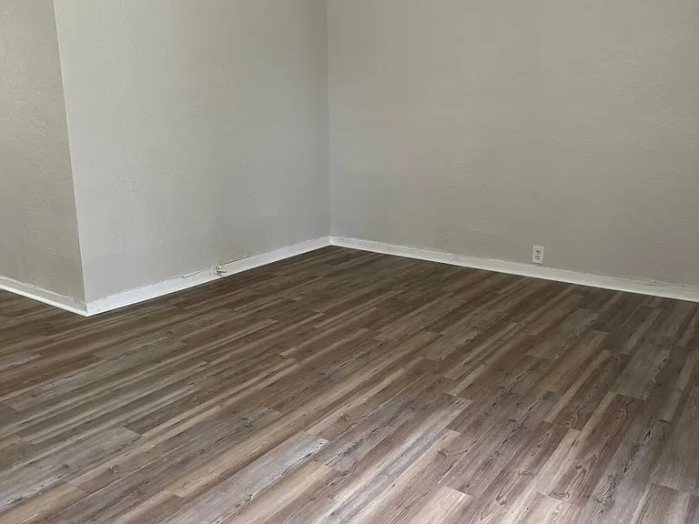 206 E Sabine St — Photo 4
