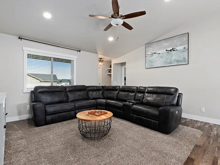 282 Joellen Dr — Photo 5