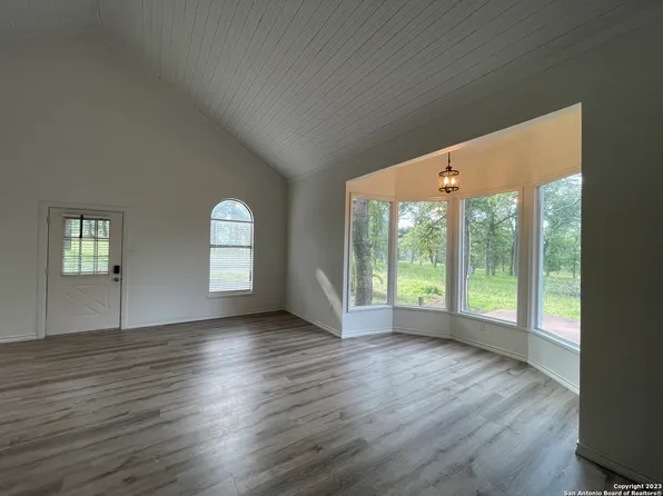 151 Country Oaks, La Vernia, TX 78121