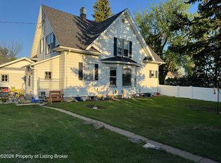 266 5th St W, Dickinson, ND 58601