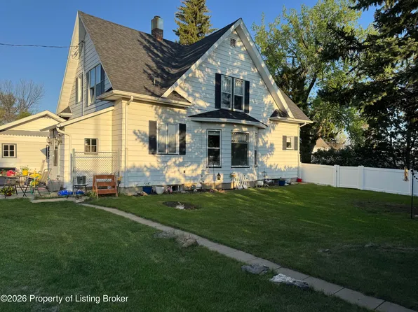 266 5th St W, Dickinson, ND 58601