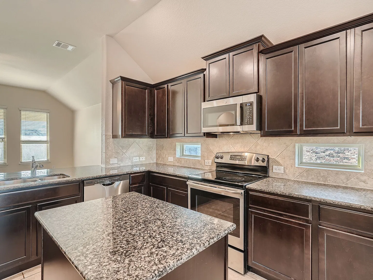 3 bed, 1600 sqft, $2,150 — Photo 4