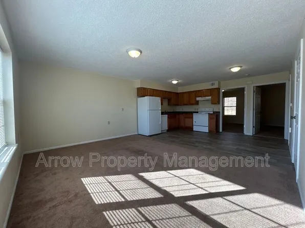 1015 W 14th St #1, Wamego, KS 66547