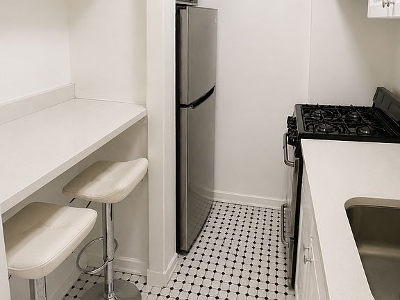 5th image of 245 3rd Ave #3B