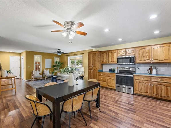 14141 Stillwell Rd, Bonner Springs, KS 66012