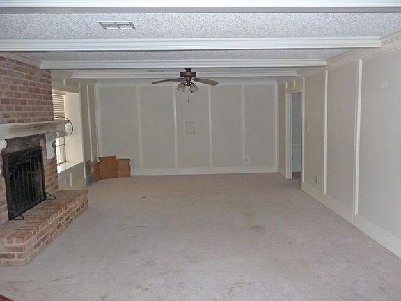 4th image of 15599 Oaklawn Park Dr