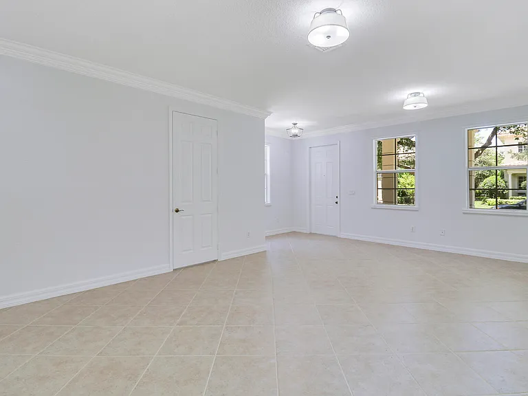112 Dunmore Dr — Photo 4