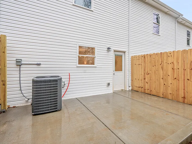 914 Power St — Photo 25