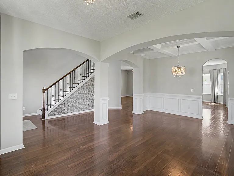 976 Oak Crest Dr — Photo 3