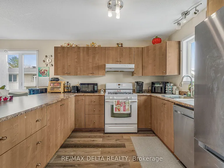 786 Lawrence St — Photo 3