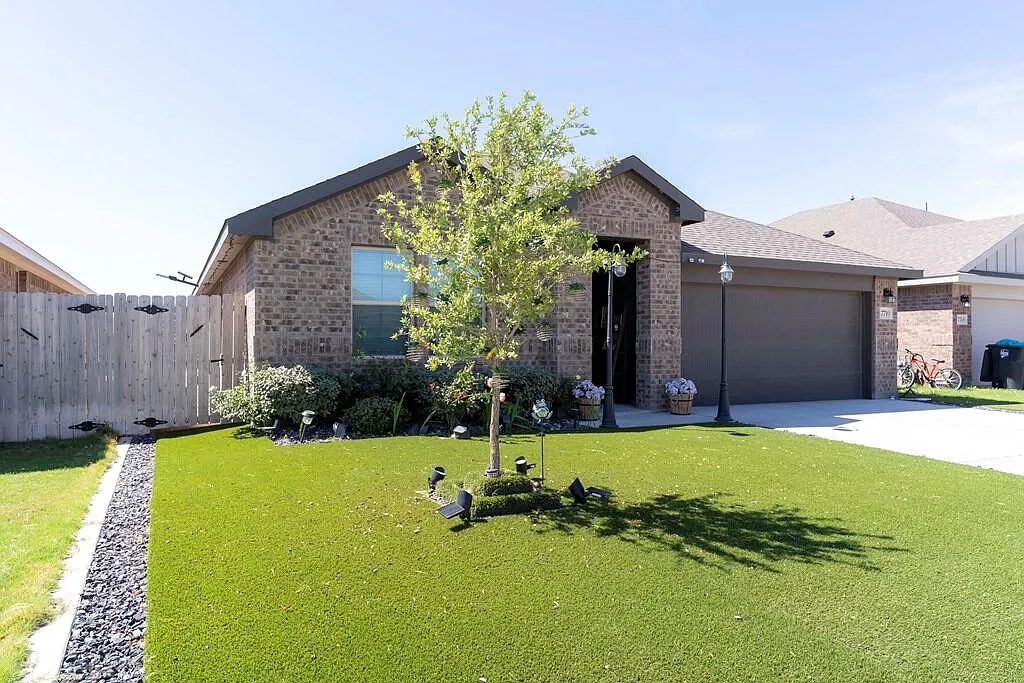 4 bed, 2.0 bath, 1865 sqft, $3,500 — Photo 2
