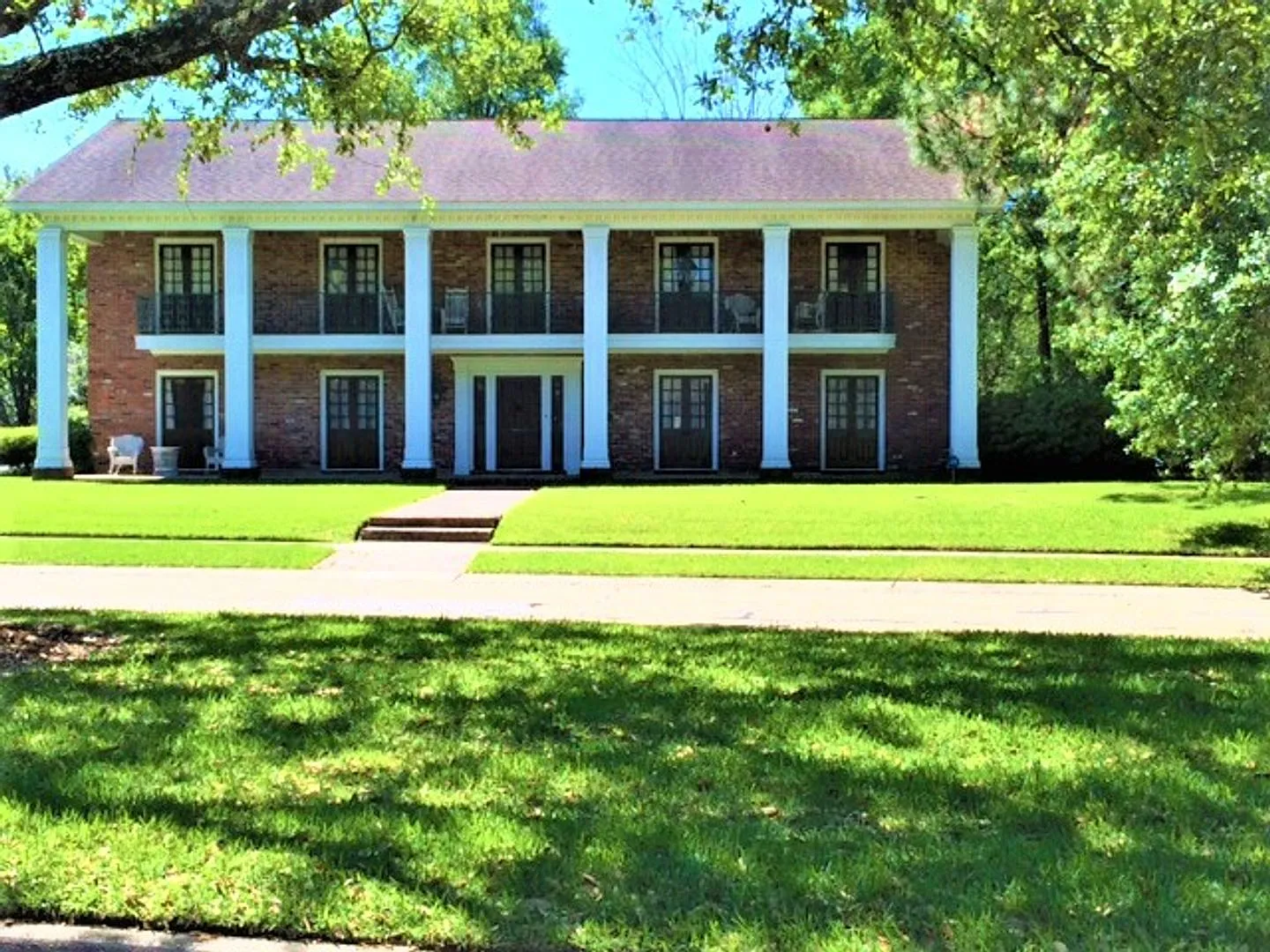 Great home at entrance of Bocage Jefferson Place Subdivision — Photo 1