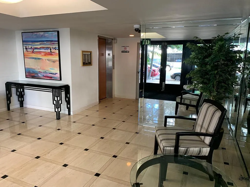 Building Photo - 1262 S Barrington Ave #203