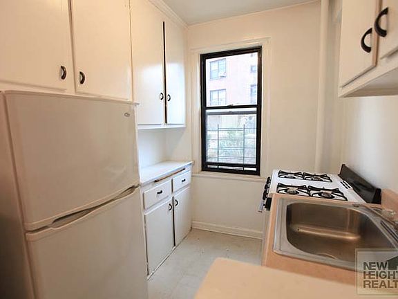 2nd image of 75 Park Ter E APT D11