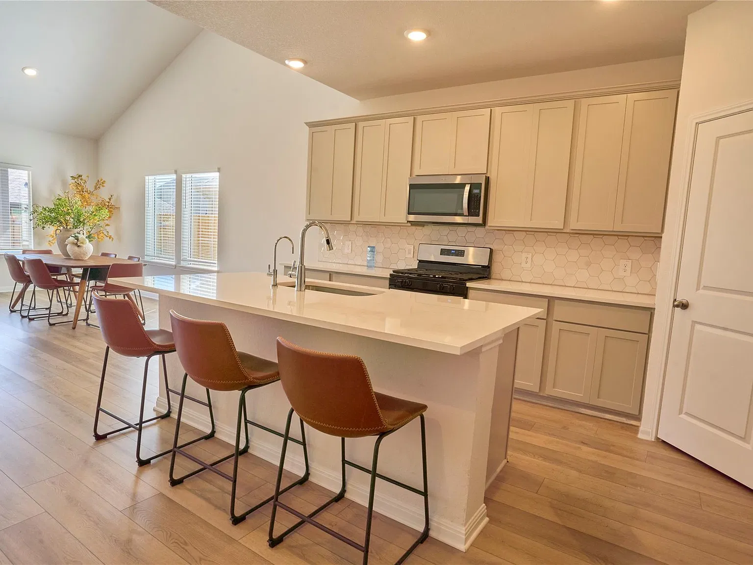 5 bed, 3.0 bath, 3016 sqft, $2,795 — Photo 2