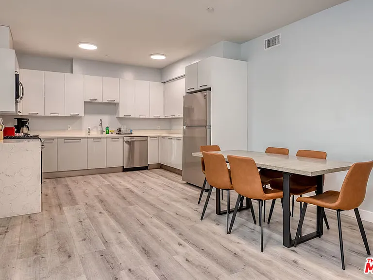 917 S Berendo St #303 — Photo 4