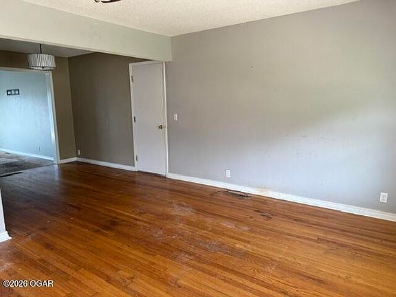 3rd image of 2808 S Grand Ave