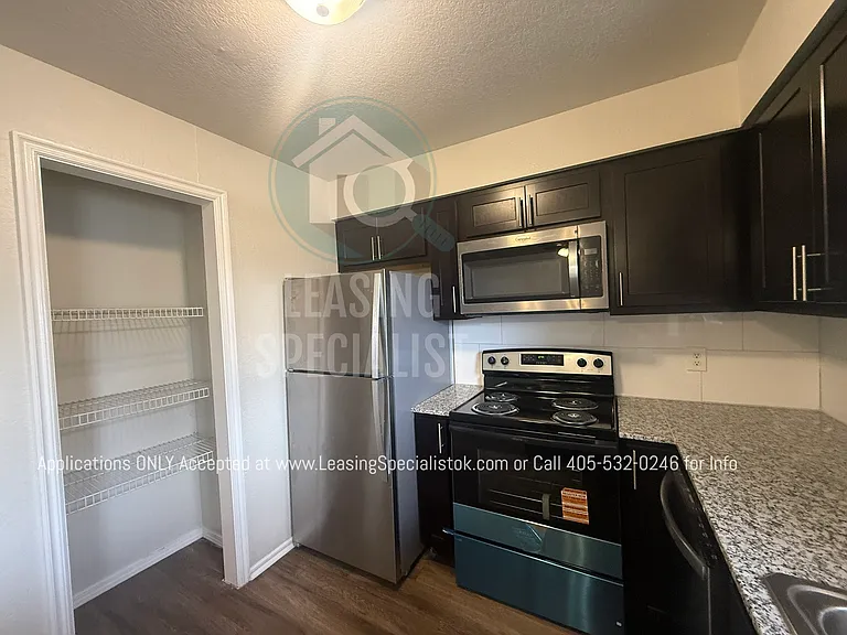 127 W Acres St #E — Photo 9