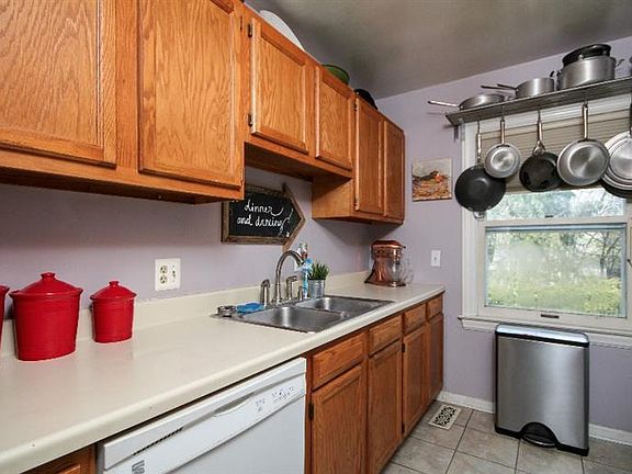 3rd image of 2480 Fernwood Ave