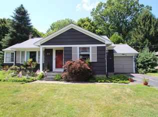 11 Woodcrest Dr, Rochester, NY 14625