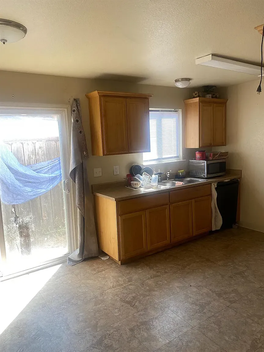 3 bed, 1136 sqft, $2,300 — Photo 2