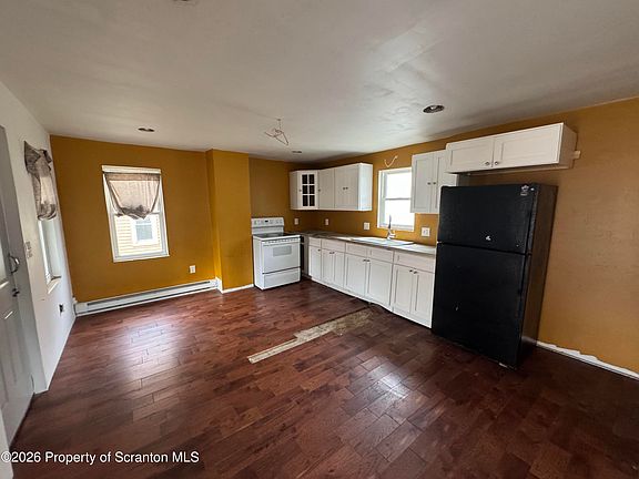 3rd image of 613 E Locust St