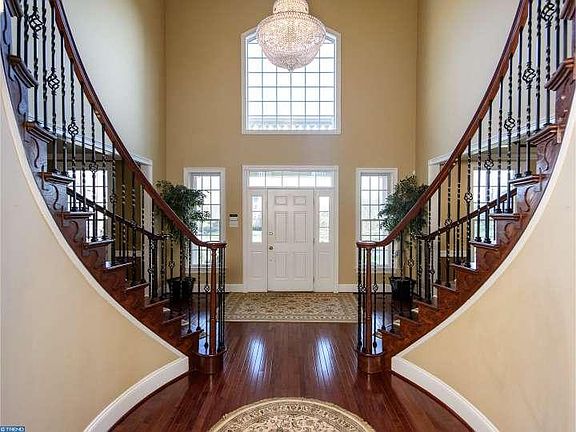3rd image of 106 Marigold Ct