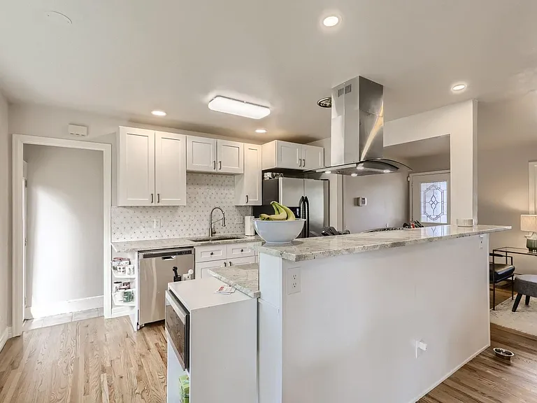4660 E Wyoming Pl — Photo 3