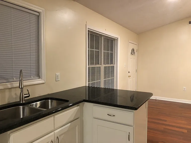 1049 McArthur Rd — Photo 7