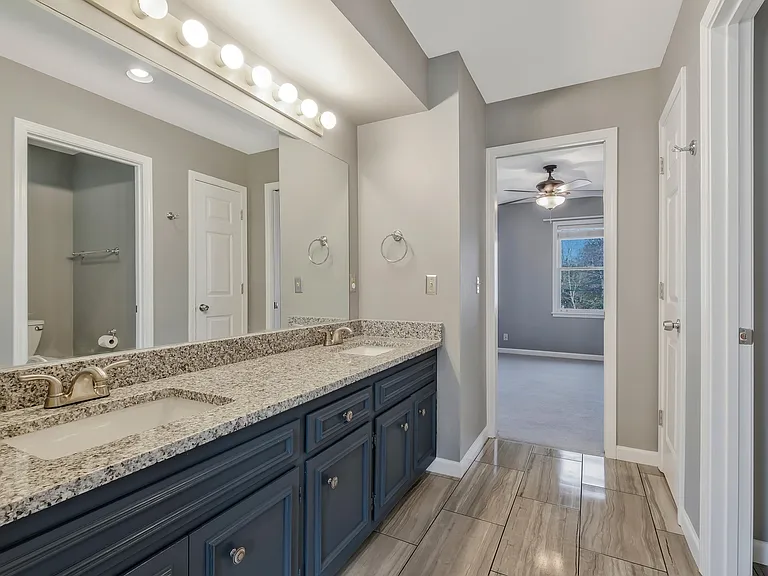 1005 Glendale Ln — Photo 23