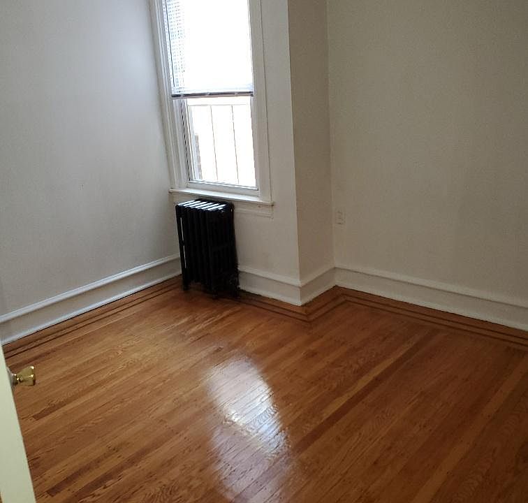 Middle bedroom